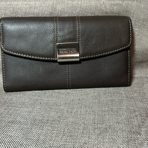 Kenneth Cole Brown Leather Long Snap front Wallet - Picture 1 of 11